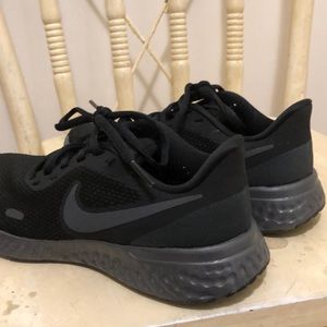NIKE womens Revolution  5, Sz 6 all black, worn once indoor (a bit big on me)